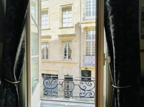 T4 apartment in the heart of old Bordeaux close to all amenities