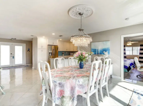 Centrally Located Cocoa Beach Haven: Walk to Shore