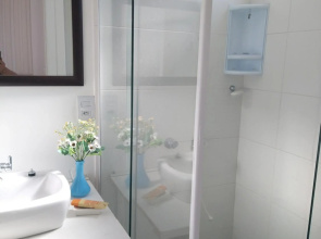Suíte com cama de casal,em apartamento compartilhado ar condicionado, tv, e Wi-fi 01