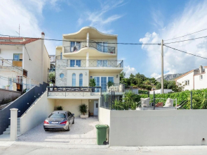 Nice Apartment in Podstrana With 4 Bedrooms, Jacuzzi and Wifi