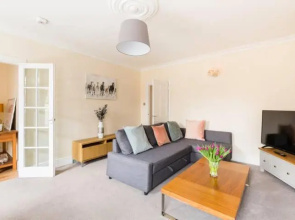 Regency apartment - private entrance & courtyard