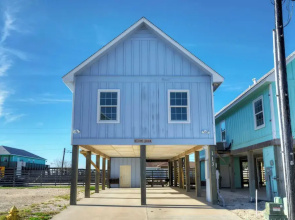 Waterfront Shared Pool w/ Bay Views, Boat Dock Oscar's Lodge by Avantstay