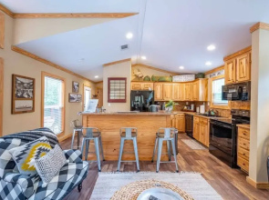 Fish Tales Stunning Cabin Includes Wifi, Hot Tub, and BBQ by Redawning