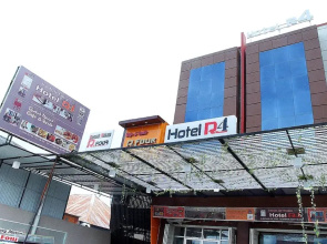 R Four Hotel by OYO Rooms