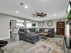 Charming Oasis Hot Tub & Fire Pit - 1mi to Dwntn