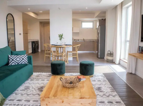 Capital Emerald Line 1 bed  by YourHost