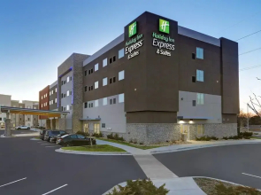 Holiday Inn Express & Suites Lenexa Overland Park Area