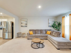 Sunlit Milford Townhome < 2 Mi to Riverwalk!