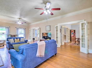 1920s Corsicana Home: Group Getaway Near Downtown!