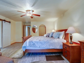 Pet-Friendly 13 Ollalie Home features Double Car Garage by RedAwning