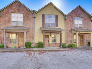 5 Mi to Univ of Arkansas: Cozy Townhome w/ Deck