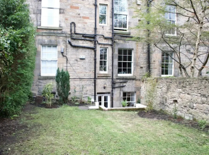 Central, Garden Flat, Sleeps 4, Perfect Location