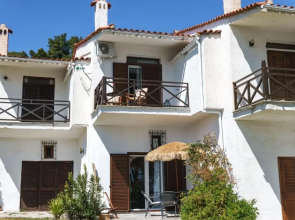 Delfini Villa, beachfront 2-bdrm maisonette