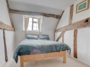 Beautiful 3-bed House in the Hamlet of Ham Green