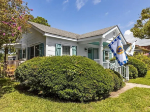 Green Turtle Cottage 2 Bedroom Home by RedAwning