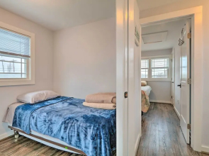 Modern Townhome: Walk to Beach, Bars & Eats!