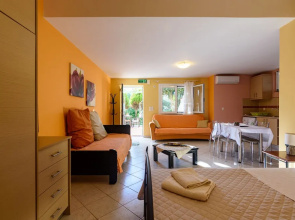 Kyparissia Garden Retreat - Sunny Master Suite