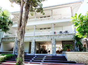 Baan Bayan Beachfront Hotel