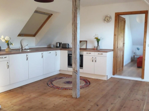 Zentrumsnahe Dachwohnung in grüner Oase