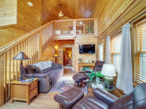Cabin on 22 Acres w/ Patio - 3 Mi to Blowing Rock!