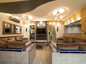 Luxury Three bedroom Apt Al Yasmin