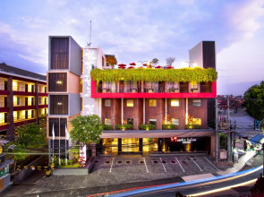 Отель Sevn Legian