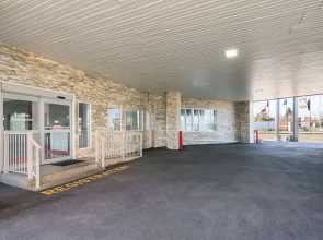 Econo Lodge Inn & Suites