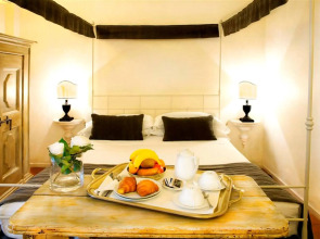 J And J Historic House Hotel