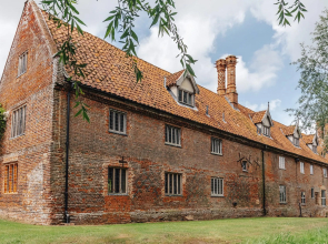 Lavish Tudor Estate Gardens - Sleeps 25