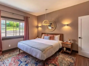 Iconic 3BD Entire House in The Heart Of Pittsburg