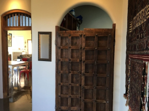 La Luna: Ideal Nature Retreat To Stay Safe From Pandemic - Self Check-In - at the End of a Dirt Road on 8 Acres. Magnificent Mountain Views. Ideal for Social Distancing And Isolation! Long Stays Welcome, Super-Host S