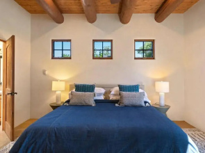 Casa Nona - Pristine Home in the Railyard District, Walk to The Plaza