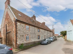 Stunning Driftwood Cottage at Holme-next-the-sea