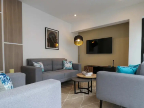 w Grandiose Duplex w Modern Deco in Miraflores