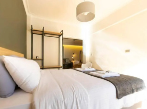 TONI'S "Aquaman" 4BD Apartment in Athens!