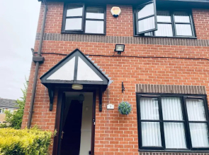 Comfortable Manchester House with Conservatory & Parking
