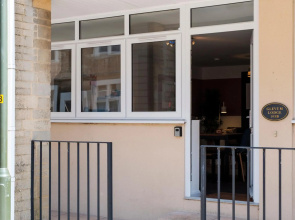 Glevum Lodge - 2BDRM Town Centre Apartment with open plan living area & walk in shower