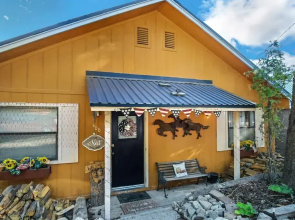 Eagle's Nest - Hot Tub, Deck & Prime Location 2 Bedroom Cabin