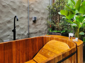 6BR Designer Retreat With Jacuzzi Near Provenza