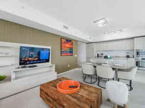 Stunning Condo, City Views