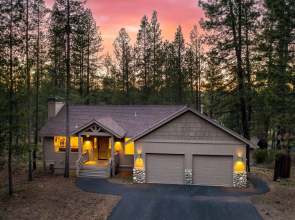 Quail by Avantstay Great Location + Game Room, Hot Tub, & Deck!