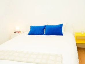 1BR Apt With Living Room Near CityArea
