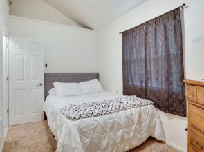 Salem Getaway w/ Hot Tub Near Parks & Boating!