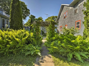Walk to Dtwn Shops & Eats: Sturgeon Bay Retreat
