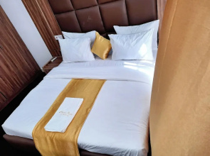 Luxxe Suites By Almond