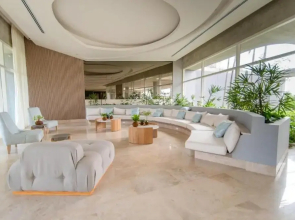 Spacious Apartment in a Modern Condominium w Lovely View