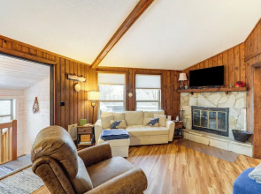 Beech Mountain Cabin w/ Deck: Half-mi to Skiing