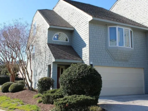 No Worries - 4 Br home by RedAwning