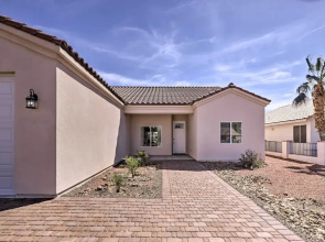 Bright Home w/ Yard, 4 Mi to Colorado River!