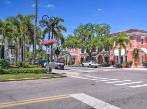 Coastal Downtown Naples Condo - Walk to the Beach!